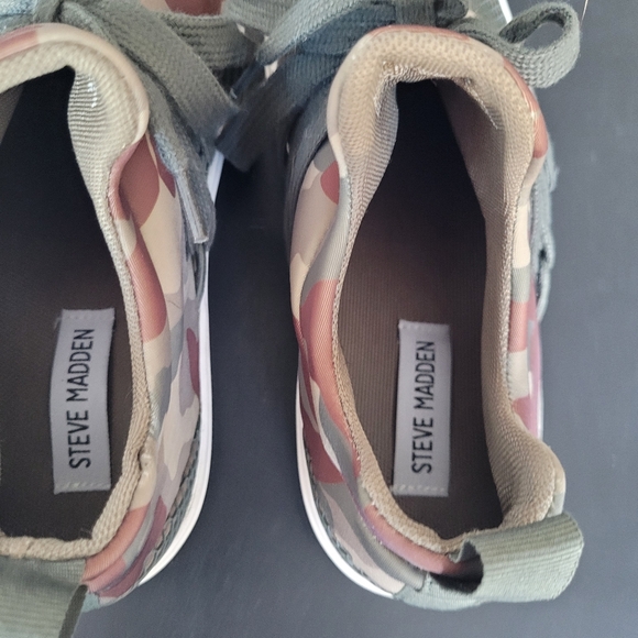 Steve Madden Sneeks - Picture 7 of 9